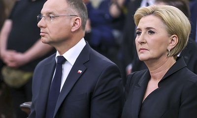 Agatka wskoczyła we wzorzystą kieckę. Ani krój, ani kolor, ani wzór, nic tu nie pasuje