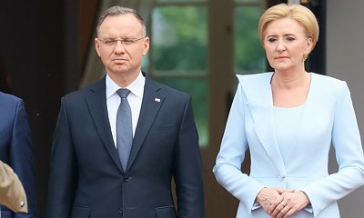 Agatka w limonkowej sukience uśmiecha się tajemniczo jak Mona Lisa