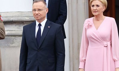 Agatka wskoczyła w białą marynarkę na spotkanie z Powstańcami. Bardzo stylowo