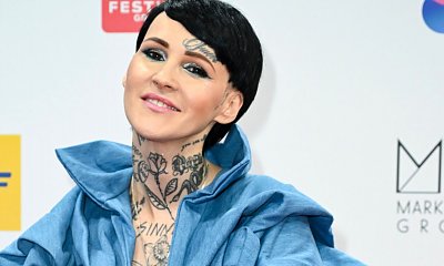 Agnieszka Chylińska cała w falbanach, tiulu i kracie na czerwonym dywanie