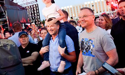 Memiczny Andrzej Duda udał się na koncert w stolicy. Śpiewał ile tchu