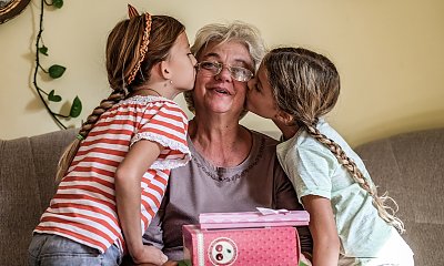 "Zasypuję wnuczki prezentami. Niewdzięczna synowa ciągle kręci nosem. Takiej nie dogodzisz"