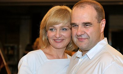 Katarzyna Żak opala się na łódce. 61-latka zachwyca urodą i figurą