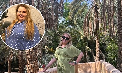 Odmieniona Kinga Zawodnik pozuje na ściankach. Jej stylówki plus size to szyk i elegancja