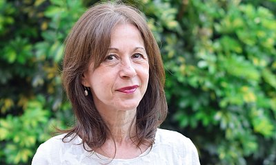 "Mam 70 lat i nie mam zamiaru leżeć w łóżku. Podróżuję i spotykam się z młodszymi facetami"