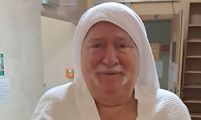 80-letni Lech pozuje w szlafroku, pozdrawiając z turnusu. Internauci tylko na to czekali [memy]