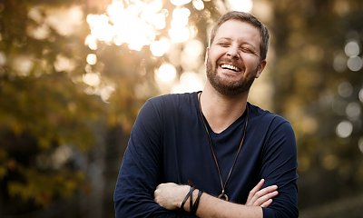 "Mój tata naśmiewa się ze mnie w obecności mojego chłopaka. Wstydzę się zapraszać go do domu"