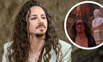 Michał Szpak kręci piruety w paryskim muzeum. Koszula w piórka i głęboki dekolt robią wrażenie