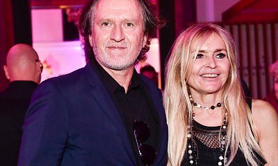 Monika Olejnik w narciarskich goglach i futurystycznym płaszczu bryluje na czerwonym dywanie