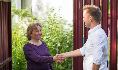 "W domu po rodzicach zamieszkał uciążliwy lokator. Naszą sielankę co rusz przerywa dzwonek do drzwi"