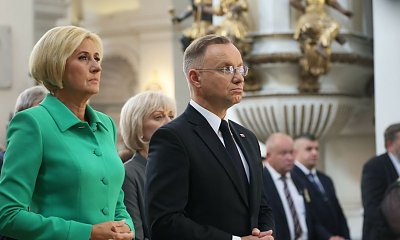 Agata wskoczyła w zieloną garsonkę i poszła na dożynki. Odsłoniła nogi w kościele