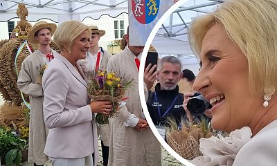 Kremowa i słodziutka jak lukrowana beza Agatka rozdała gospodyniom wiejskim dyplomy za wieńce dożynkowe