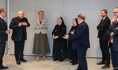 Agatka zadała szyku we wzorzystej sukience midi na spotkaniu z duszpasterzami ze Lwowa