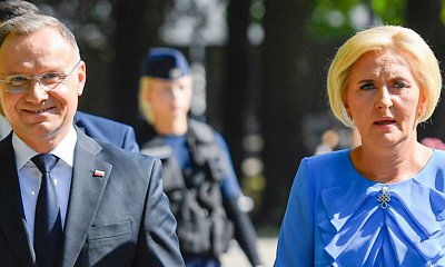 Agata wystrojona jak niezapominajka czytała "Kordiana". Urocza stylizacja w królewskich barwach