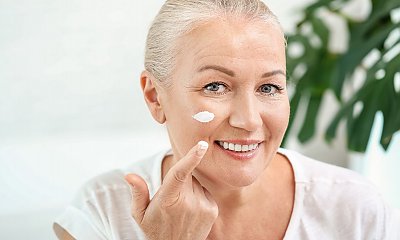 Peeling mechaniczny i enzymatyczny — zalety i wady. 2 bardzo dobre sposoby na złuszczenie skóry po lecie