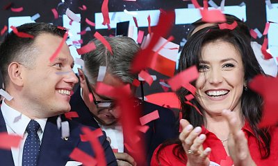 Piękna Ewa odsłoniła nogi do nieba w koszulowej kiecce. W czerwieni jej do twarzy