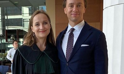 Karina od Krzysia w pięknej sukience na Wiejskiej. Ale ten Krzysiu na nią patrzy