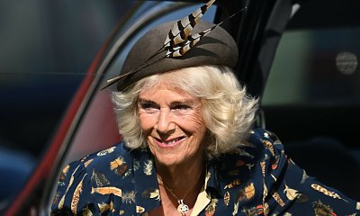 Kamila obrosła w piórka na festiwalu. 77-latka zagrała nóżką u boku Karola