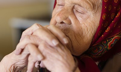 "Babcia twierdzi, że wymodliła moją ciążę. Nie rozumie, że to zasługa lekarzy"