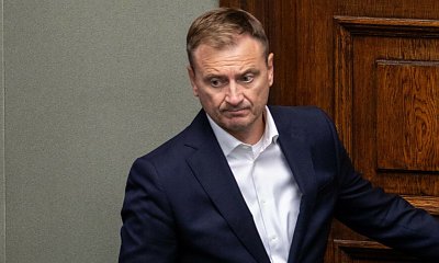 Sławomir od Donka przyszedł na Wiejską w kolorowych adidasach i bez skarpet
