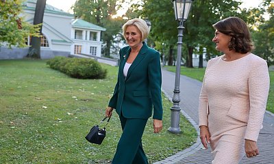 Uśmiechnięta Agata w szerokich spodniach i taliowanej marynarce. Znów wskoczyła w zieleń