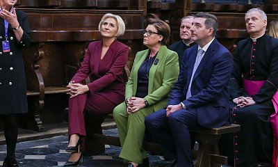 Agata ze współmałżonkami zwiedziła zamek. Zaskoczyła soczystą czerwienią