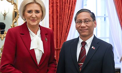 Agata w patriotycznych kolorach. Biała koszula i czerwony komplecik podkreśliły jej urodę