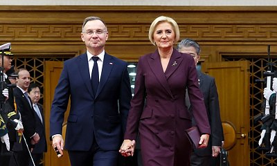 Wszystkie stylizacje Agaty w Korei. Była zbroja, kiecka z kwiatem, broszka i ognista czerwień