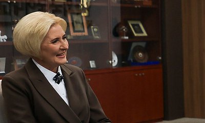 Agata lubi brąz, ale brąz nie lubi Agaty. W tej marynarce nie podbiła Korei