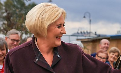 Agata wskoczyła w różową marynarkę i ponczo. Tak spotkała się gospodyniami wiejskimi