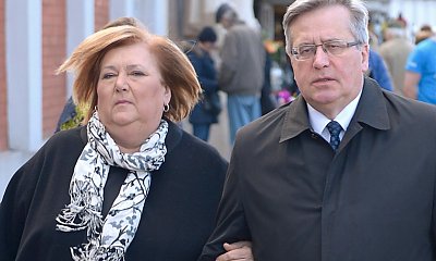 Anna od Bronka w płaszczu, ponczo, z narzutką. Właśnie tak można się ubrać na cmentarz