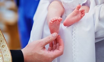 Chrzest dziecka z in vitro? Kościół mówi "tak", ale stawia zaporowe warunki. Rodzice: "To upokarzające"