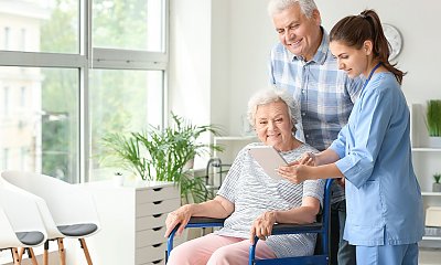 "Pomagam seniorom. Ich historie często mnie przytłaczają"