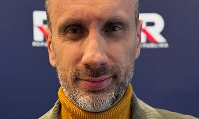 Stylowy Janusz w trybie jesieniara. Wskoczył w marynarkę za niecałe 2 kapcie i musztardowy golfik