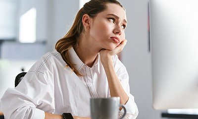 "W firmie mamy nowego pracownika. To chyba znajomy szefa, bo ja pracuję za niego, a on nic nie robi"