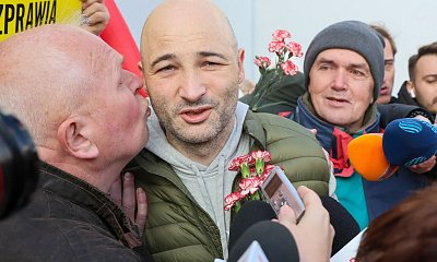 Ksiądz Michał wyszedł na wolność [wideo]. Bracia sypnęli groszem. Sieć żartuje memami