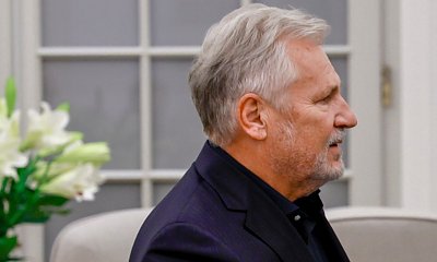 Siostra Aleksandra zarabia kupę szmalu w Szwajcarii. Tam rozwija karierę medyczną