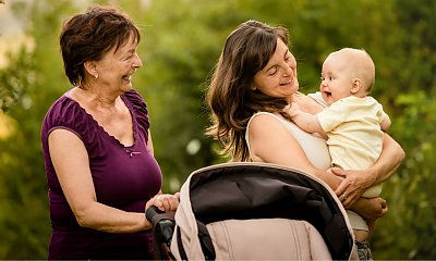 "Wychowuję dzieci po swojemu, a moja mama wciąż się wtrąca. Nie wierzy we mnie jako w matkę"
