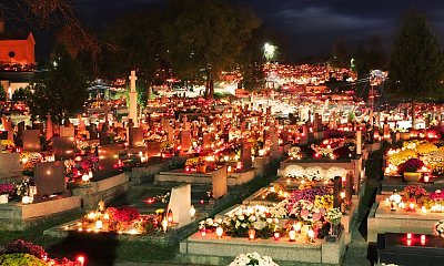 Cmentarny haracz pustoszył portfele Polaków w żałobie od lat. Robili to nielegalnie!
