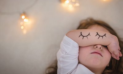 "Teściowa mówi, że wychowuję egoistkę, bo moja córka wciąż śpi w moim łóżku. A ja chcę, żeby czuła się kochana"