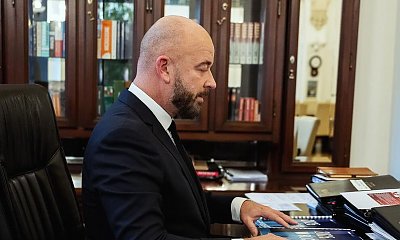 Jacek z Wrocławia ma problemy z powodu wałów na dyplomie. Sieć zalały memy