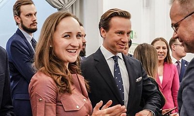 Karina od pięknego Krzysia w kapelusiku i modnym płaszczyku. Zaprezentowała francuski szyk