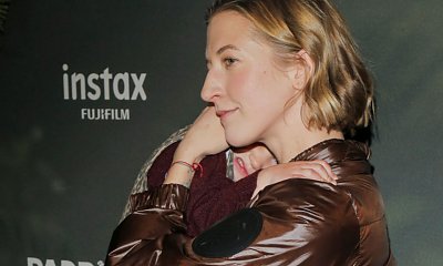 Lara Gessler w kaloszach i dresach na premierze filmu. Towarzyszyła jej śpiąca córka
