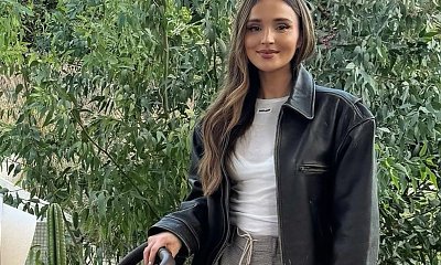 Marina pozuje z wózkiem za miliony monet. Na spacer poszła w szortach i kozakach