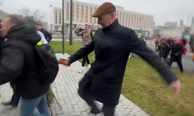 Antek odpalił wrotki na miesięcznicy. Biegał za ludźmi i podstawiał im nogę [wideo i memy]
