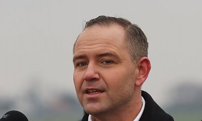 Siłacz Karol wziął na ręce niemowlaka. Wzruszające wideo obiegło sieć. "Waldek"
