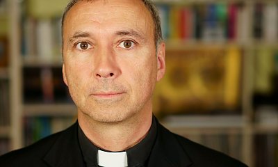 "Znowu trzeba będzie przyjąć księdza po kolędzie. A on jest taki wścibski, o wszystko wypytuje"