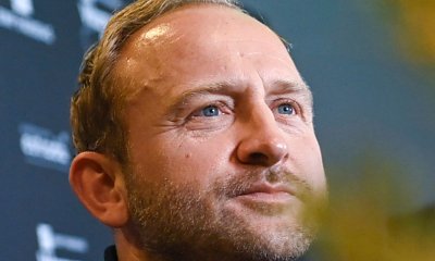 Borys Szyc na premierze filmu z ukochaną. Justyna założyła biały żabot