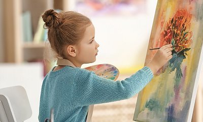 "Wnusia tak cudnie maluje, a synowa nie chce jej posłać do liceum plastycznego"