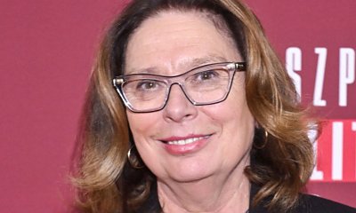 67-letnia Małgorzata w nieformalnej, wzorzystej kiecce na czerwonym dywanie. Wygląda o 20 lat młodziej